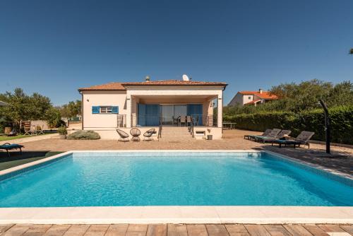 Casa Kamber with pool in Tinj