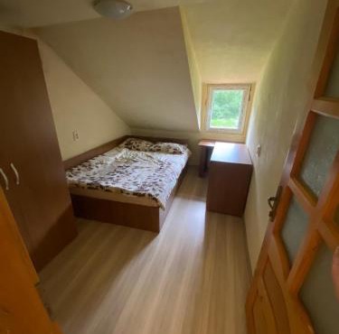 Casa la intrare în Cheile Nerei in Şopotu Nou