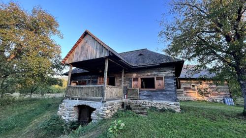 Casa Maramureșeană - Refugiu Tradițional Maramureșean Cazare de Poveste în Natură lângă pârâu Loc de joaca pentru Copii Parcare Foișor in Marga
