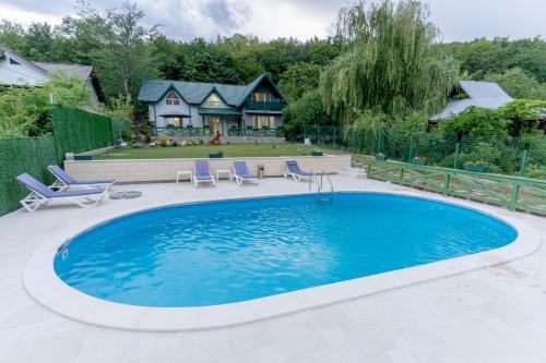 Casa Senik Monteoru Piscina ,Jacuzzi Sauna, Ciubar in Merei