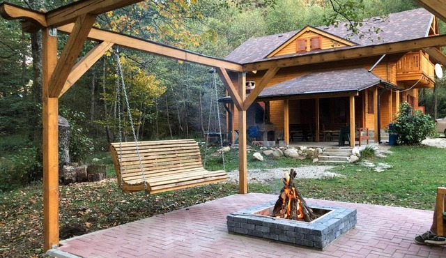 Chalet by the river in Văliug