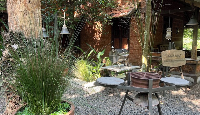 Charming 2-bedroom farmhouse in delightful Kochi with WiFi, AC in Kochi