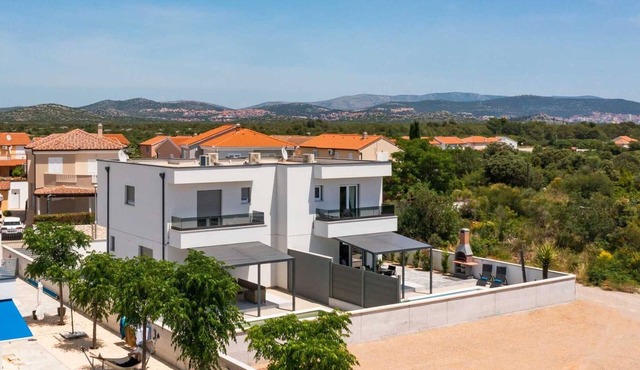 Charming 3-Bedroom Villa Retreat, Sleeps 6, with Spacious Parking