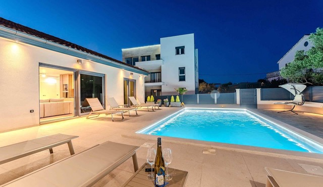 Charming 3BR Villa with Heated Pool, Sauna and Gym