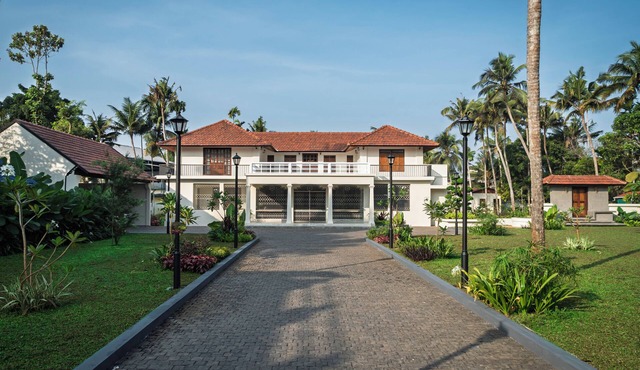 Charming 4 - Bedroom Airconditioned Bungalow near Cherai Beach at North Paravur in Kochi