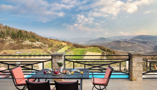 Charming 4-bedroom country stone house in enchanting Vižinada with WiFi, AC