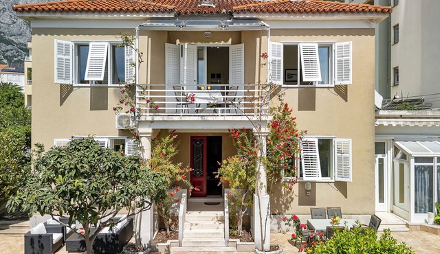 Charming 4-bedroom villa with Stunning views- Makarska Promenade