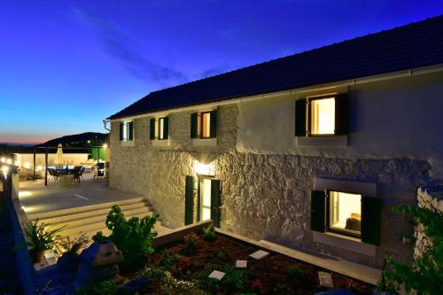 Charming and Authentic Stone Villa Stanić in Zagvozd