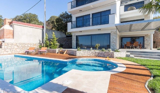 Charming apartment with pool, sea view, garage, washing machine