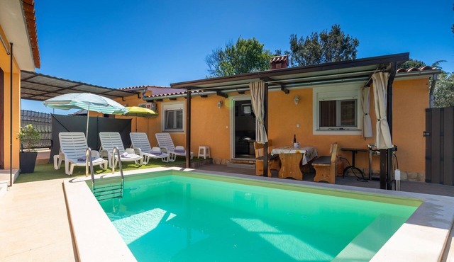 Charming apartment with heated private pool, barbecue, baby crib, barbecue, WiFi in Fazana