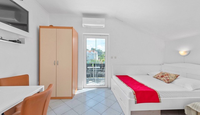 Charming Beachfront Abode for 2