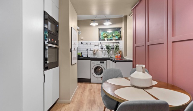 Charming & Cozy 2 BD apt, Ultracentral with WiFi, AC, across Chabad in Bucharest in București