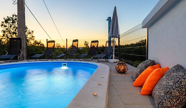 Charming flat in the countryside with pool