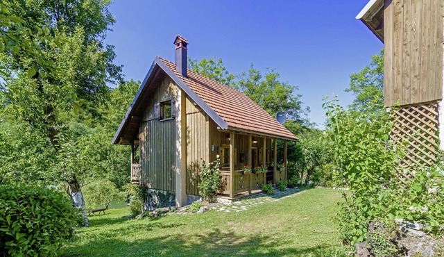 Charming holiday home with 2 bedrooms in an idyllic location, garden with barbecue pavilion, only 20 m from the beach on the river Kupa