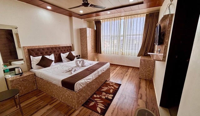 Charming Lake View hotel in marvelous Jaipur with WiFi, AC in Jaipur