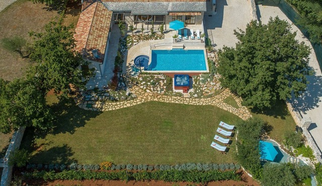 Charming stone villa for 14 people, with pool and jacuzzi, in central Istria in Pazin