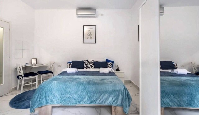 Charming Studio in a Historic Bucharest Courtyard in București