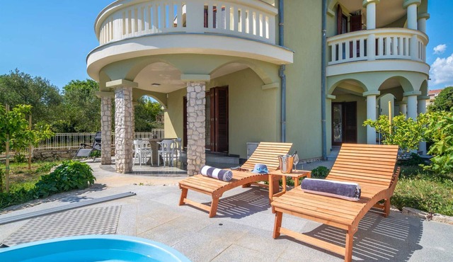 Charming Villa Rea with pool and garden