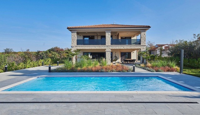 Charming Villa Brzac with pool and sauna