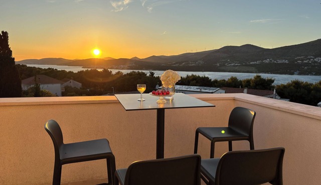 Charming villa LeANN with stunning garden, 4-minute walk to the beach