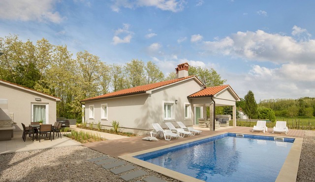 Charming villa with tended garden and heated pool