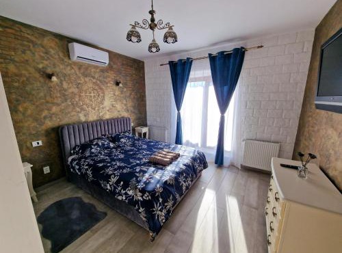 Chic Flat - 24 H self checkin-free parking in the yard in Floresti