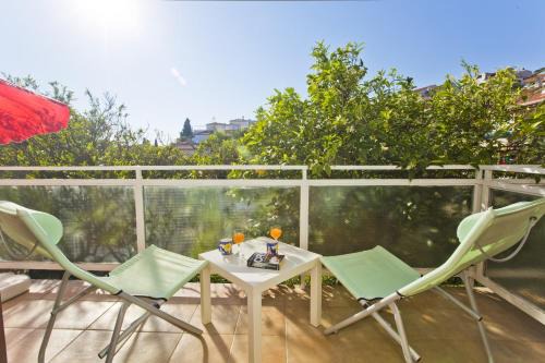 Close to center, quiet, with parking in Hvar