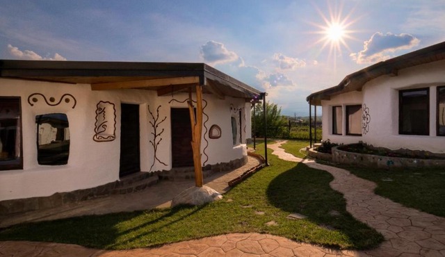 Cob Village - Casute din lut, self check-in, experienta in natura in Berca