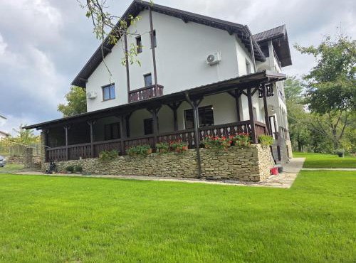 Coltul Verde de pe Deal in Lespezi