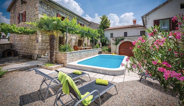 Come to the countryside of Istria and enjoy a relaxing vacation in a quiet area. in Peresiji