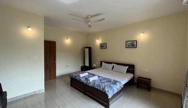 Comfortable 2 BHK with pool Betalbatim Beach in Majorda