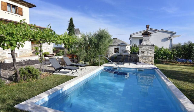 Comfortable apartment on the second floor with pool and garden - near the sea