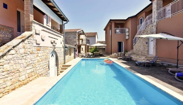 Comfortable holiday flat in Tar with pool access in Tar