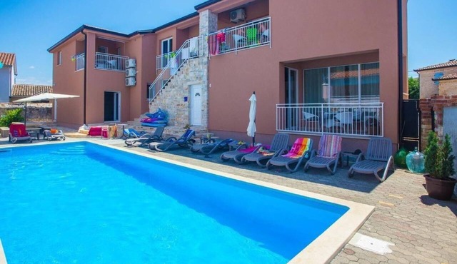 Comfortable NOA 4 Tar holiday flat with pool access in Tar