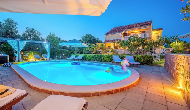 Comfortable vacation apartment in villa with pool, whirlpool and sauna