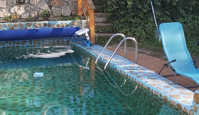 Comfortable villa with a private pool and gorgeous orchard. in Unguriu