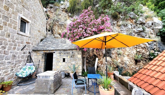 Completely renovated small stone house with sea view near Split
