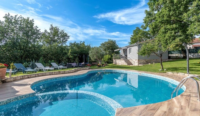 Cosy apartment for 4 guests with WIFI, pool, hot tub, TV, terrace and pets allowed