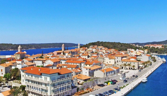 Cosy apartment for 4 guests with pool, WIFI, A/C, TV, balcony and pets allowed in Senj