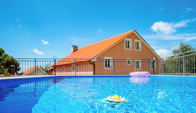 Cosy apartment for 4 guests with WIFI, pool, TV, terrace and pets allowed