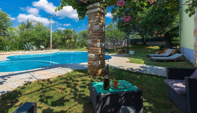Cosy apartment for 5 people with WIFI, pool, TV, terrace and pets allowed