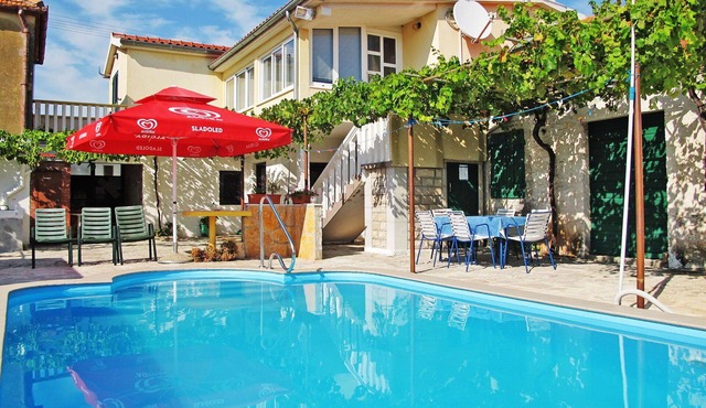 Cosy apartment for 6 people with A/C, private pool, WIFI, TV, terrace and pets allowed