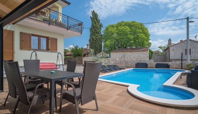 Cosy apartment for 6 people with A/C, WIFI, pool, TV, terrace and pets allowed
