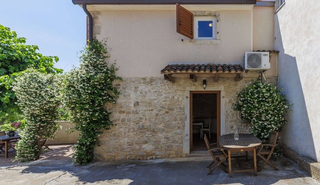 Cosy apartment in villa for 3 people with WIFI, A/C, pool, TV, terrace and pets allowed