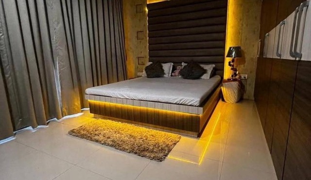 Cosy big size room in a spacious 5BHK in Mumbai