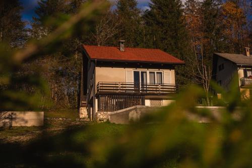 Cosy countryside cottage with indoor fireplace in Sodražica
