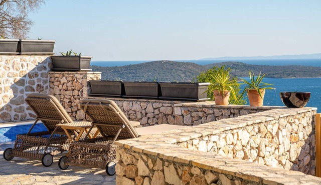 Cottage Romantica with Lovely Ocean View in Vinisce