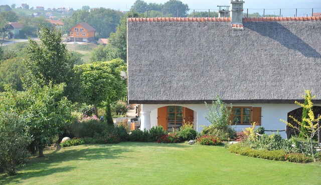Cottage with IR Sauna and Hot Tub in Lendava