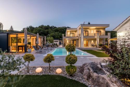 Countryside family villa with pool Zmina