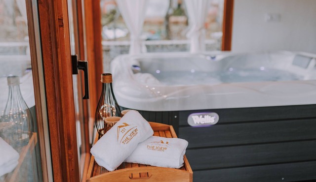 Countryside home with jacuzzi near vineyards and thermal spa.